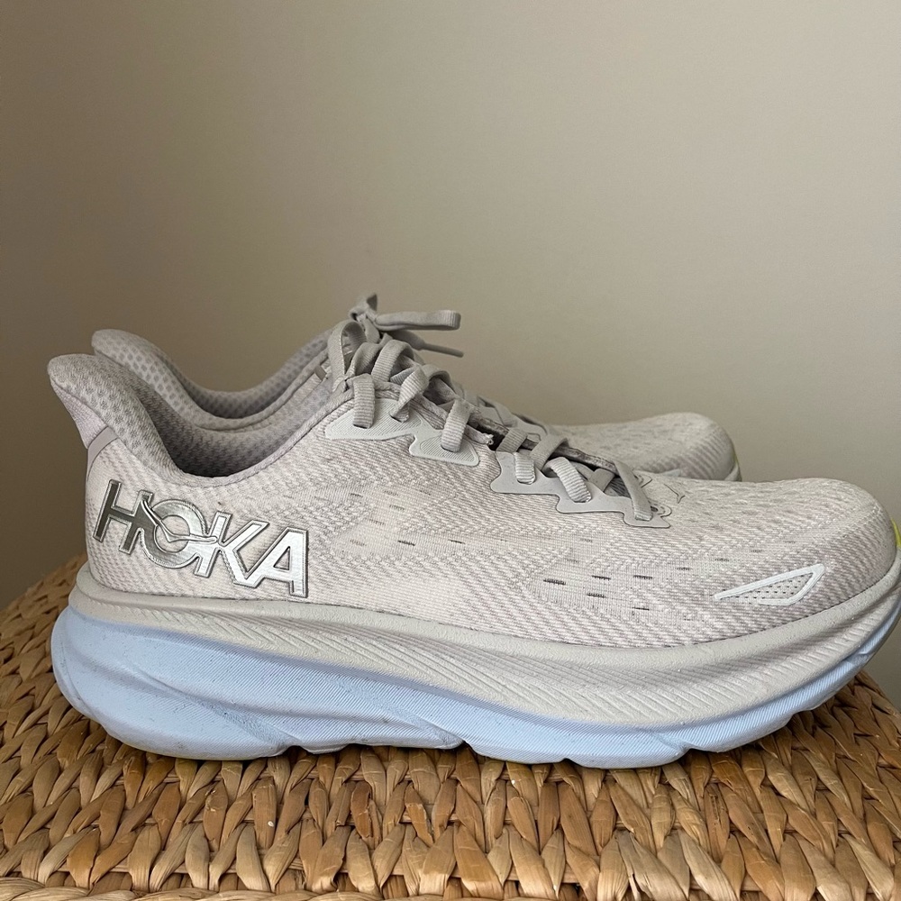Women’s Hoka Clifton 9 
Size 9